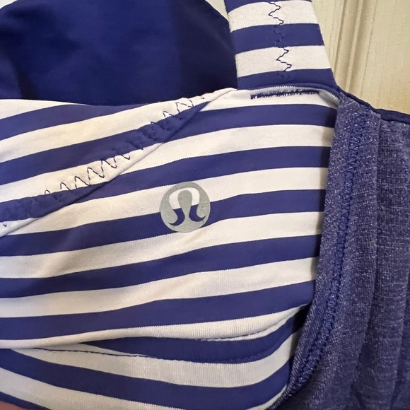 Super cute vintage lululemon tank, size 8 - Picture 3 of 3